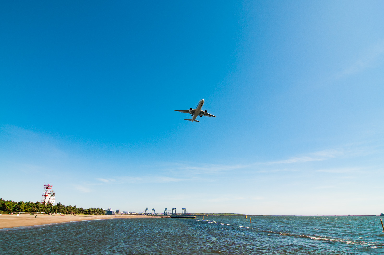 ようやく晴れた日の城南島海浜公園で、羽田沖の飛行機が撮影できました（随分前・・・）